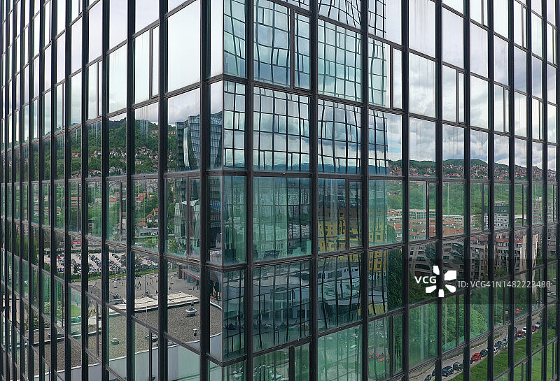 城市的风景反射在玻璃窗上图片素材