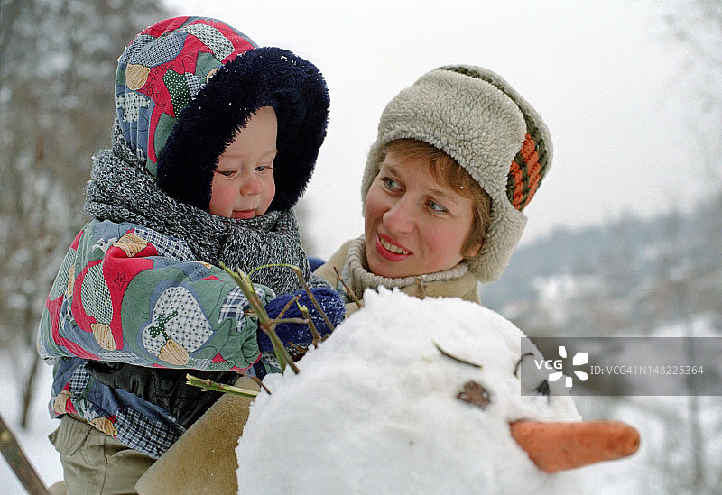 宝宝和妈妈玩雪人图片素材