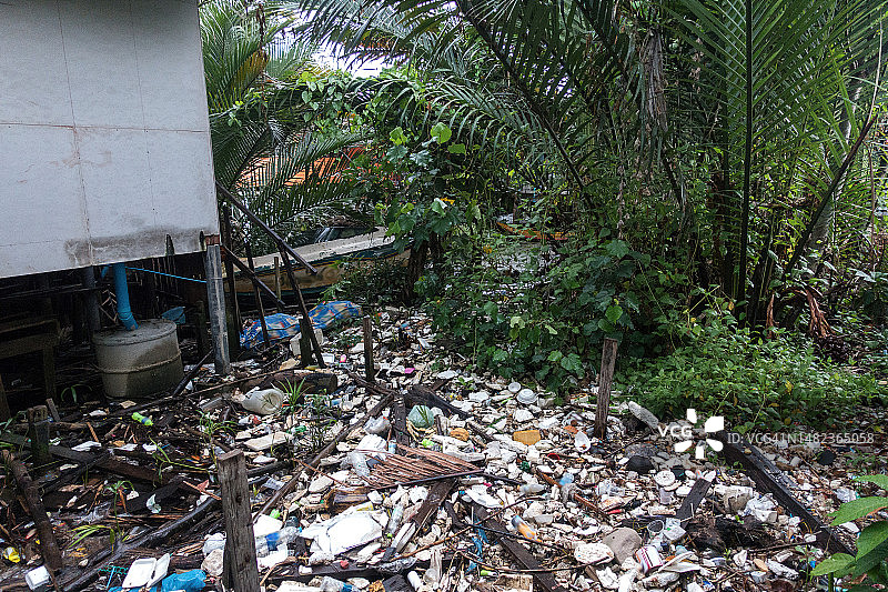 泰国沙木Prakan岛红树林岸上的垃圾。图片素材