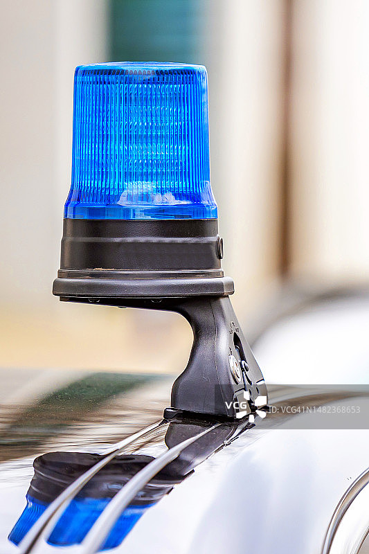 警察在德国警察的一辆没有标记的民用汽车上亮起了灯图片素材