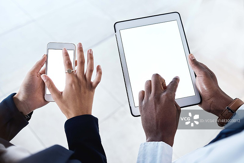 商务人士，手和平板电脑屏幕上的模型在公司网络，广告或营销。员工团队在触摸屏或手机显示屏上的手，用于数字广告或应用程序图片素材