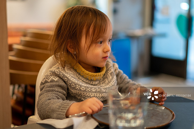 小女孩在挪威维斯特兰享受美食图片素材