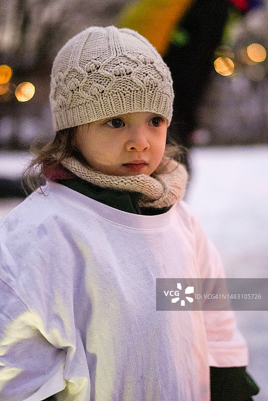在挪威奥斯陆，一个穿着t恤的小女孩图片素材