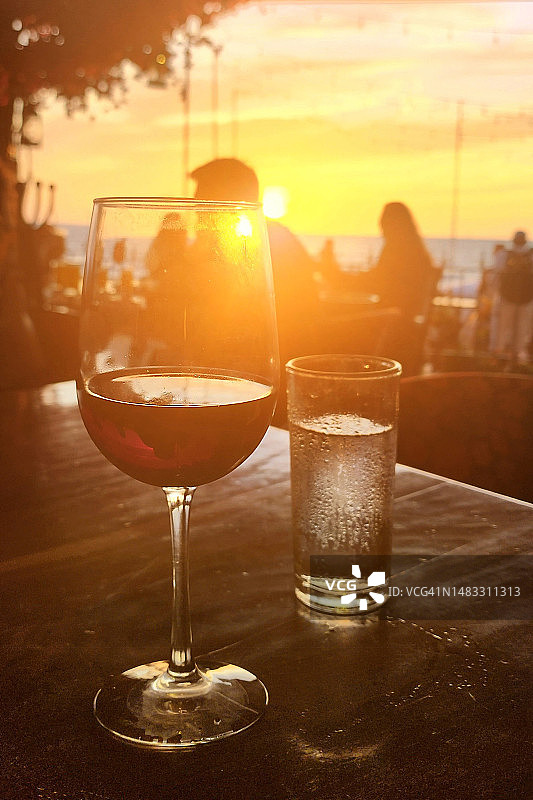 在巴亚尔塔港日落海滩前的酒杯图片素材