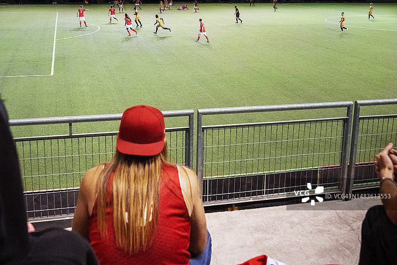 在一场国际足球比赛中，球迷们在体育场的露天看台上期待着观看比赛图片素材