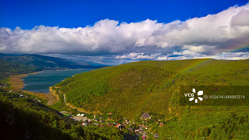 马其顿共和国马夫罗沃国家公园的彩虹、山脉和湖泊景观图片素材
