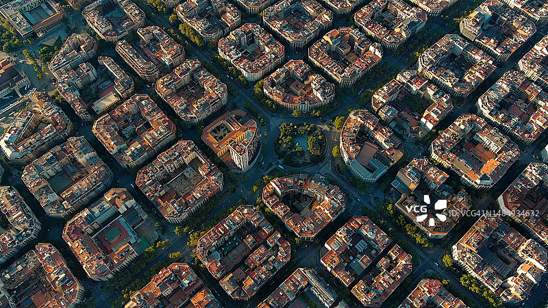 巴塞罗那鸟瞰图，西班牙加泰罗尼亚巴塞罗那的住宅区。著名城市网格图片素材