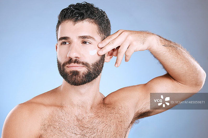面部，面霜和男士对护肤，防晒产品和清洁健康的蓝色背景。男模，面部化妆水和身体化妆品自然美容，工作室美学或自我护理焕发图片素材