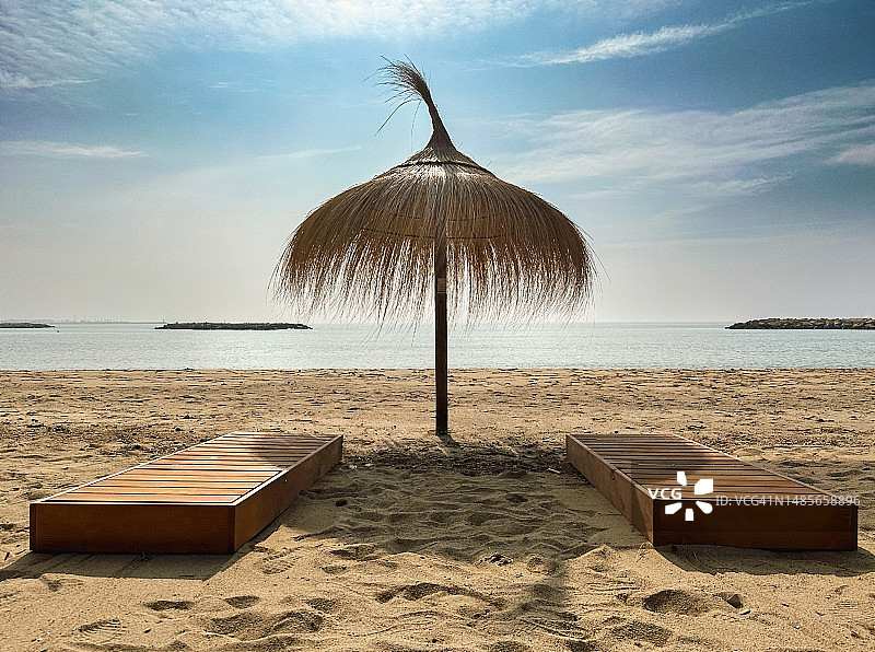 躺椅间的沙滩伞图片素材