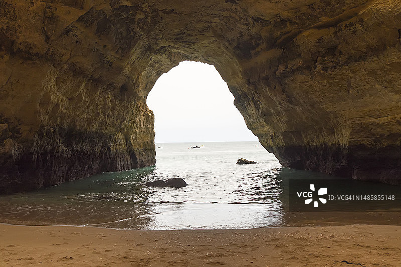 透过洞穴可以看到大海的美景图片素材