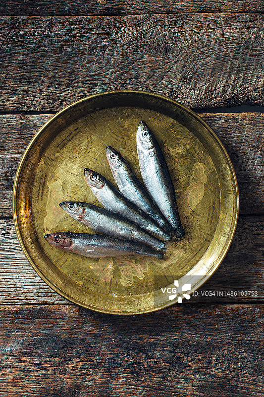 正上方是罗马尼亚餐桌上盘子里的咸水鱼图片素材
