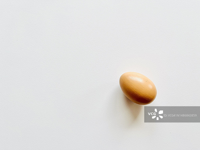 白色背景上的棕色鸡蛋特写图片素材