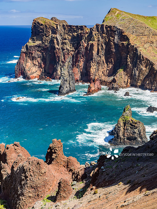 葡萄牙，大海里的岩石映衬着天空图片素材