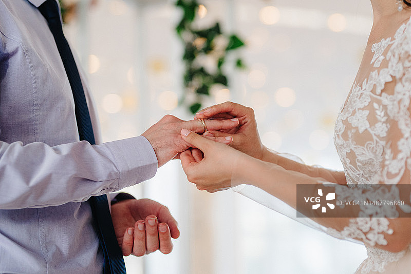 黄金结婚戒指作为年轻夫妇婚礼的标志，罗马尼亚图片素材