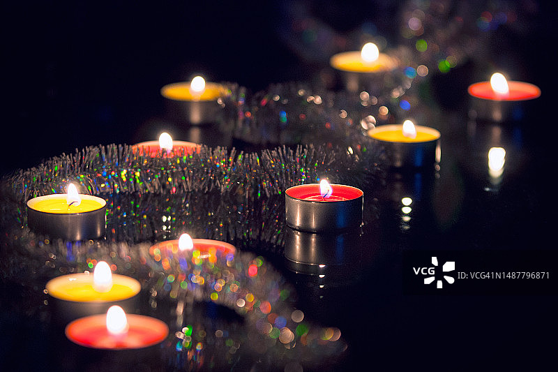 罗马尼亚，桌子上点燃的蜡烛的特写图片素材
