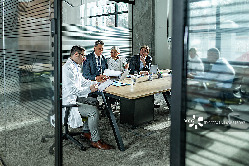 男性企业家在办公室与医学专家开会。图片素材