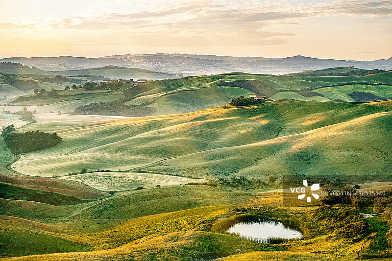 日出时的托斯卡纳夏日风景，瓦尔德奥尔恰，意大利图片素材