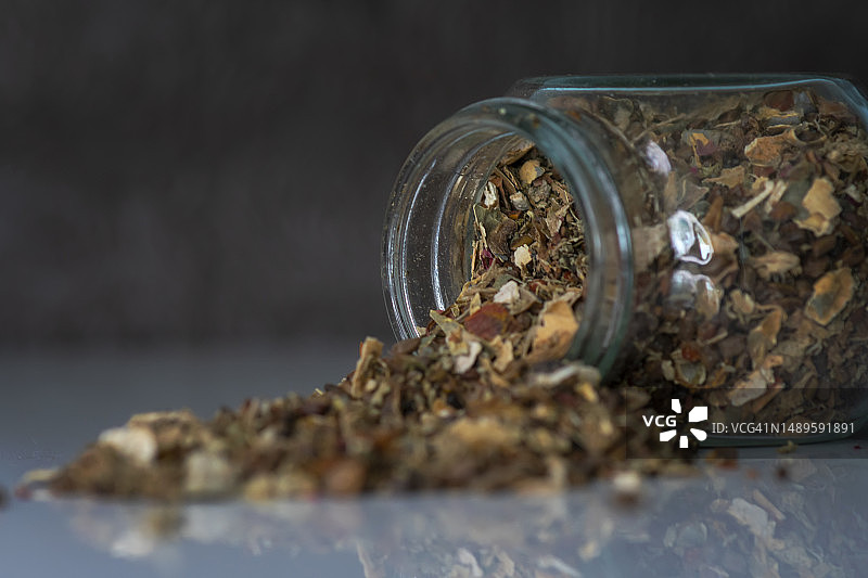 玻璃罐中泡茶用草药近景图片素材