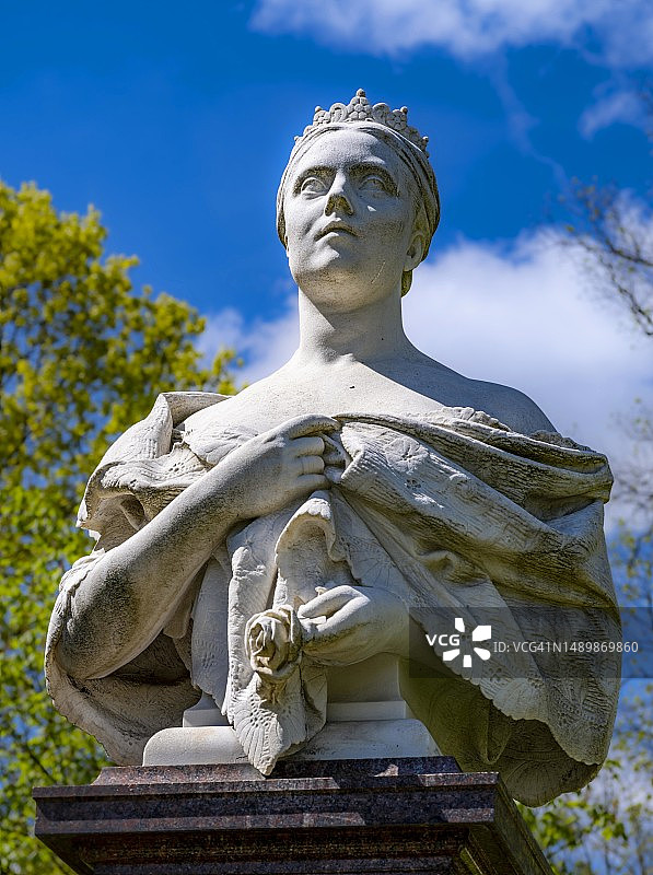 大理石半身像，女王和维多利亚皇后纪念碑，位于德国黑森州巴特洪堡的温泉花园图片素材