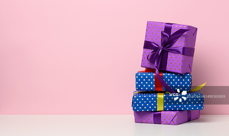 用喜庆的蓝纸包装的盒子，白色背景上系着丝带，生日礼物，苏尔，罗马尼亚图片素材