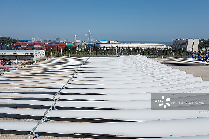 天空下的风力涡轮机制造工厂图片素材