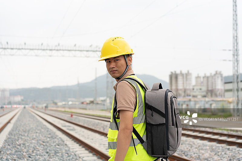 亚洲的铁路工人正在做铁路维护工作图片素材