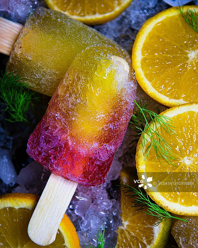 印度昌迪加尔，水果和柠檬片搭配冰淇淋的特写图片素材