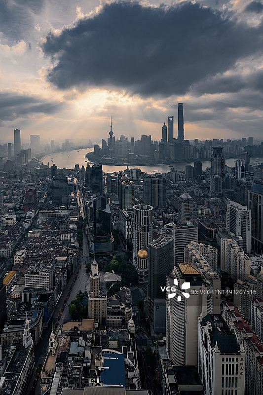 上海浦东陆家嘴的建筑和云图片素材