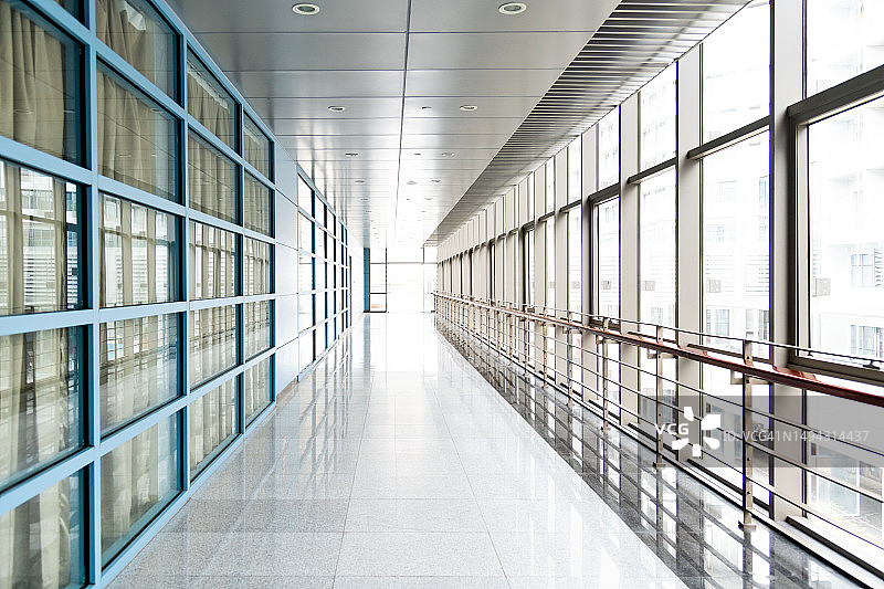 现代办公大楼的长走廊图片素材