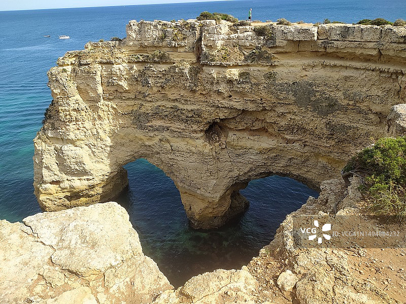 葡萄牙法鲁，大海对着天空的岩石形成的高角度视图图片素材