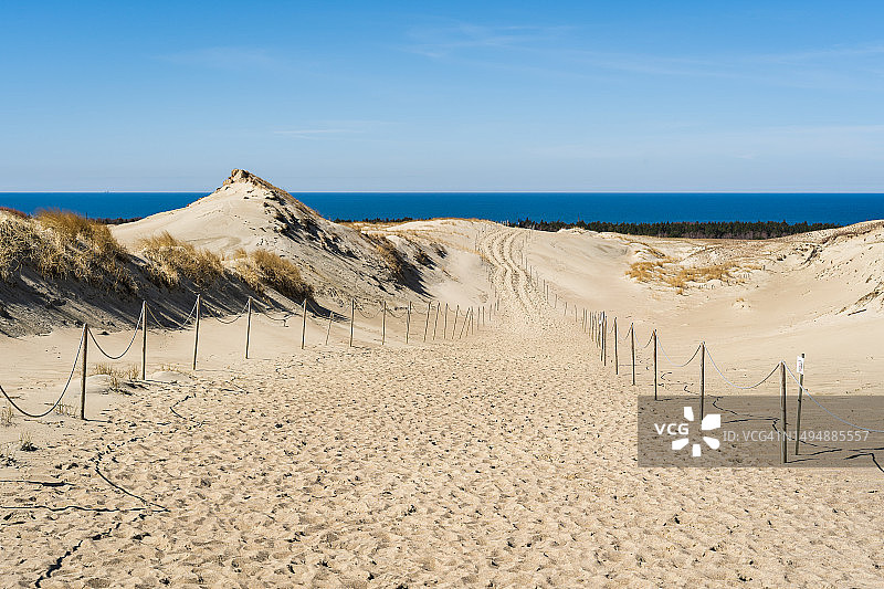 灰色沙丘或死亡沙丘是位于立陶宛库尔斯沙嘴立陶宛一侧的沙质山丘，有一点绿色斑点图片素材
