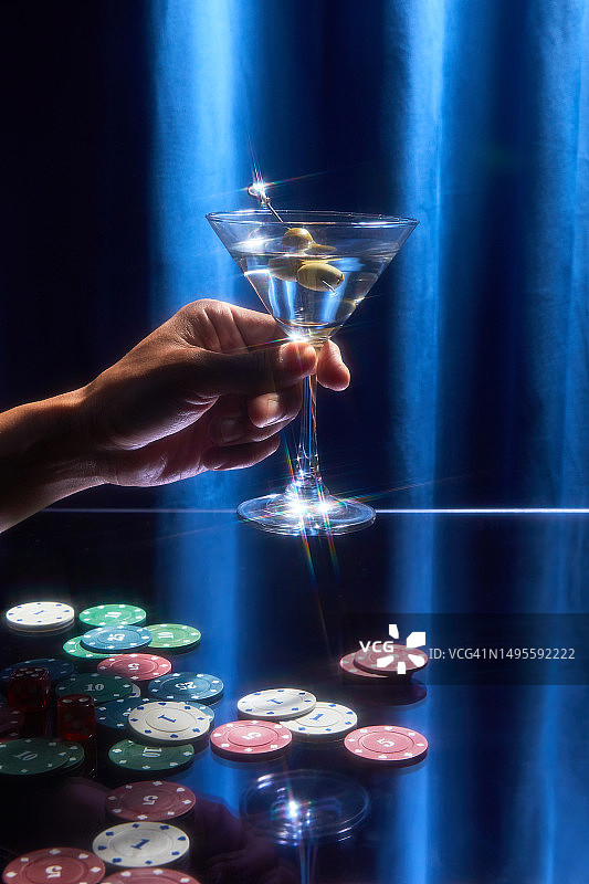 酒，饮料，赌博，赌博筹码，马提尼，马提尼酒杯，食品和饮料，橄榄图片素材
