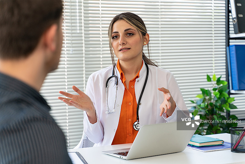 女医生为病人提供建议并解释医学信息和诊断图片素材