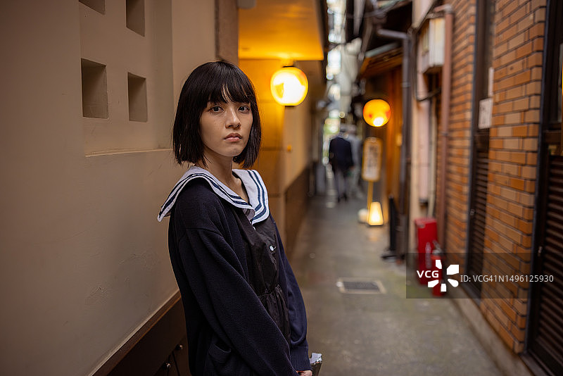 站在日本京都狭窄街道上的妇女图片素材