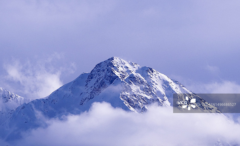 法国奥西塔尼，雪山映衬天空的美景图片素材