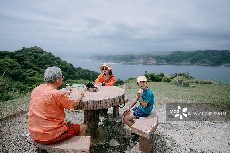 日本千叶，一家人在海边远足时休息图片素材