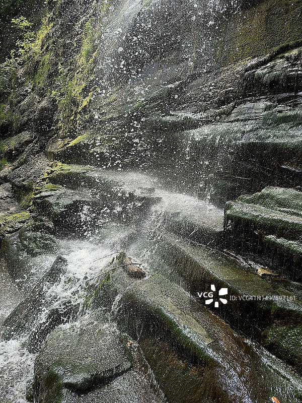 从陡峭的瀑布喷出的水图片素材