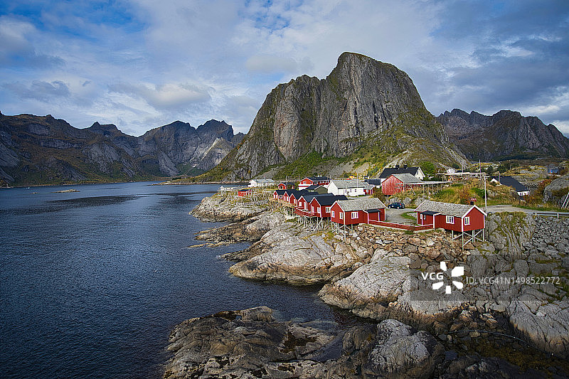 挪威，天空映衬下的湖光山色图片素材