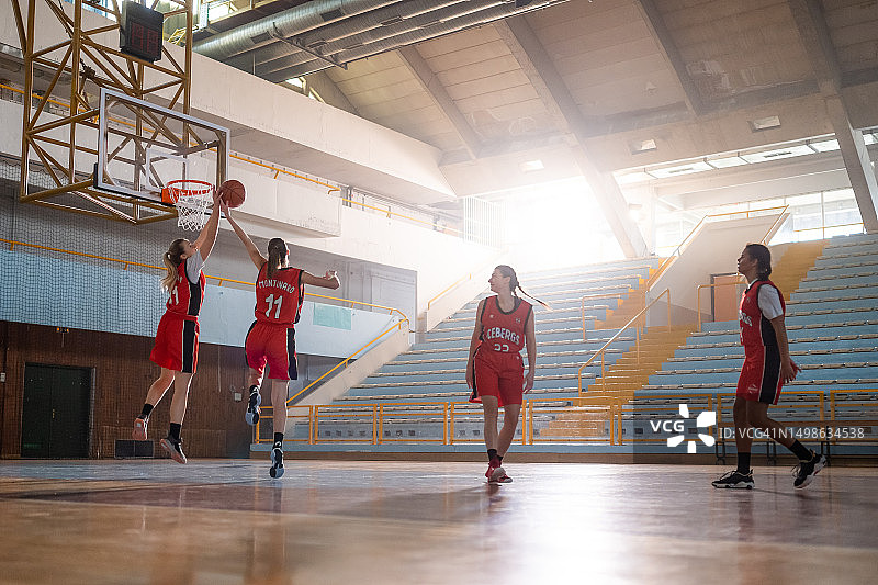 篮球运动员在球场上打球图片素材