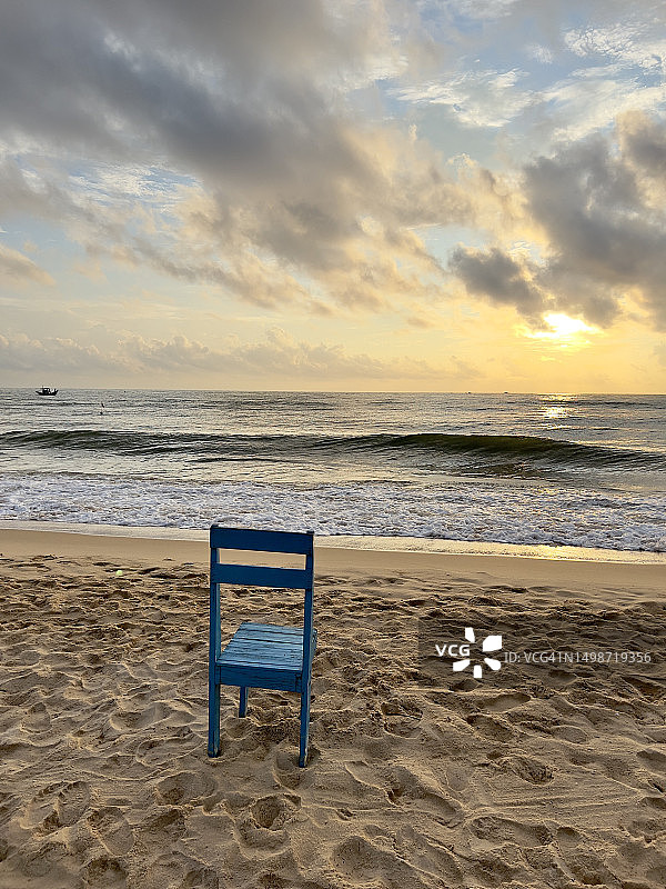日落时分，沙滩上的空椅子映衬着天空，越南广平，博特拉奇图片素材