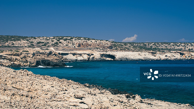 塞浦路斯，蔚蓝的天空衬托着美丽的海景图片素材