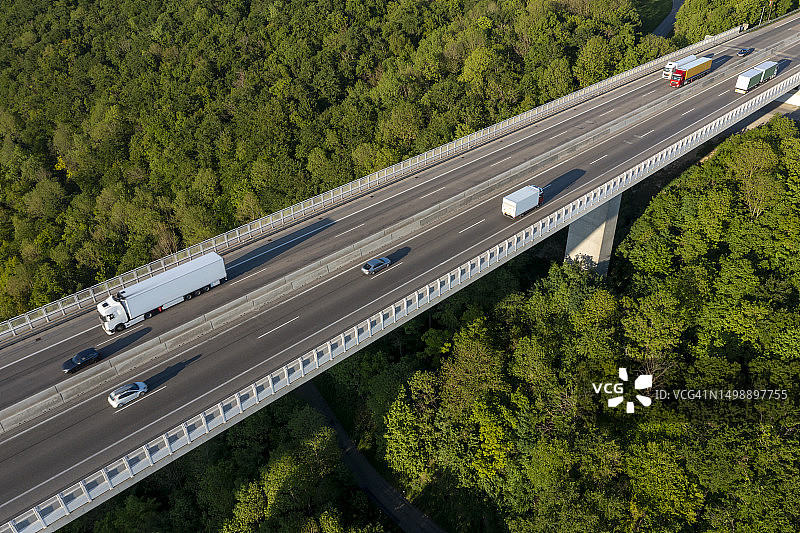 公路桥上的交通，鸟瞰图图片素材