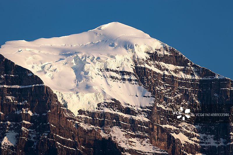 加拿大阿尔伯塔省班夫国家公园天普尔山顶的冰川图片素材