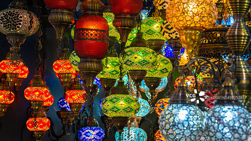 镶嵌灯。伊斯坦布尔大巴扎的传统土耳其手工马赛克灯。装饰饰品图片素材