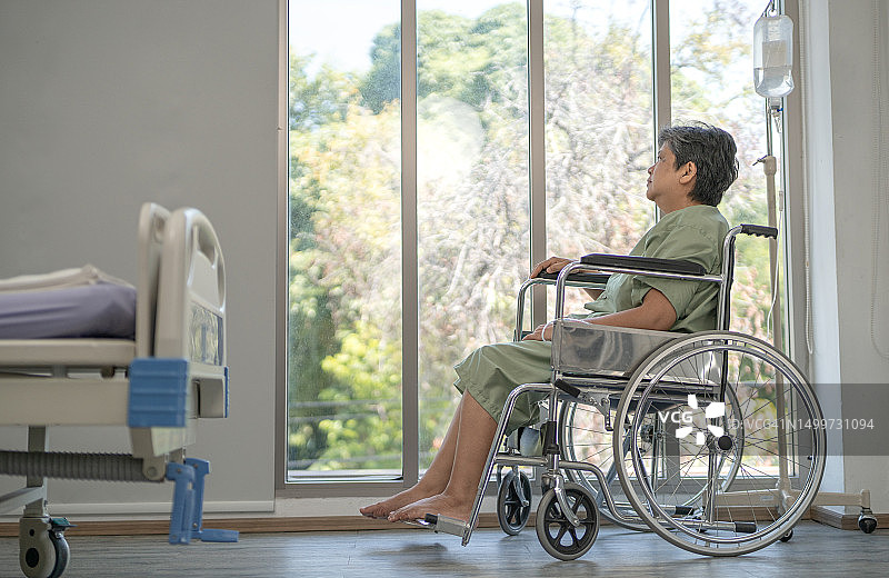 老年女病人上轮椅悲伤医院图片素材