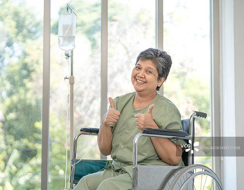 幸福老年女病人在医院放松图片素材