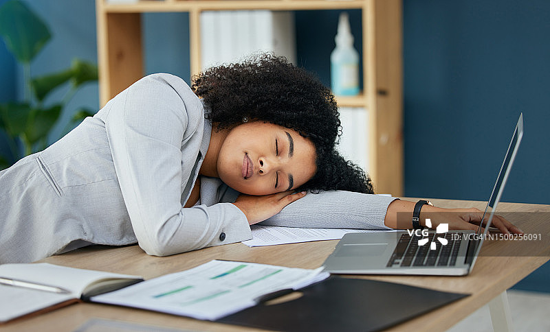 商务女性，劳累过度或睡在财务会计办公室的办公桌上，精神健康午睡或倦怠危机。睡眠，疲劳或疲惫的企业员工在桌子上与金融笔记本电脑图片素材