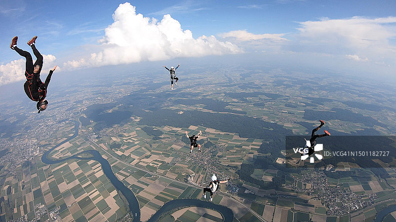 一群跳伞运动员排成队形飞翔图片素材