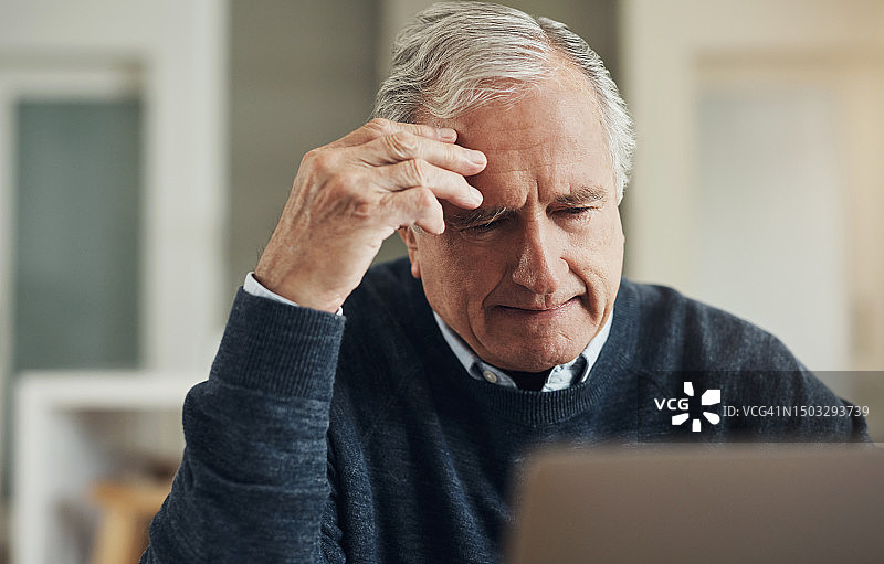 心理健康，头痛的老人，家里有笔记本电脑，退休后有压力。焦虑或抑郁，错误或问题和老年男性偏头痛患者的财务危机图片素材