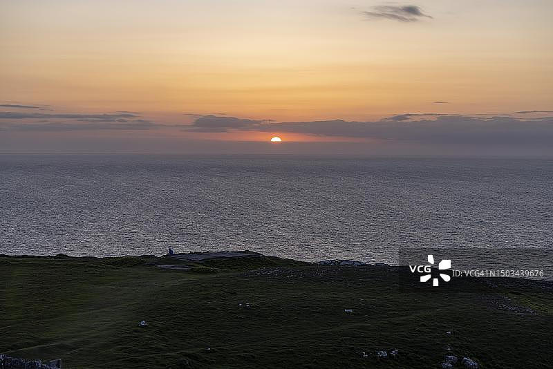 海边的日落，大西洋海岸，爱尔兰海，海洋大道，兰迪德诺，威尔士，英国图片素材